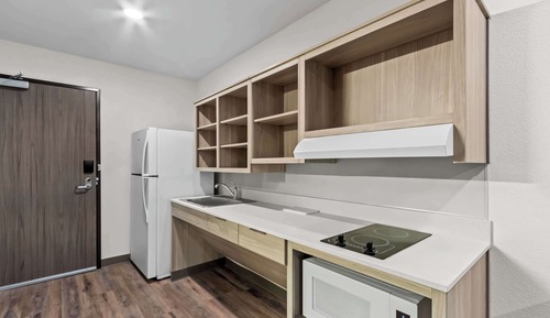 Single Room, 1 Queen Bed, Non Smoking (Roll-In Shower)