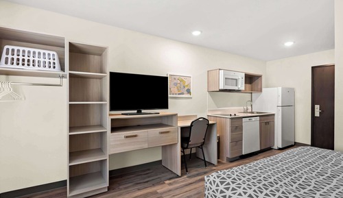 Suite, 1 Queen Bed, Accessible, Non Smoking (Transfer Shower)