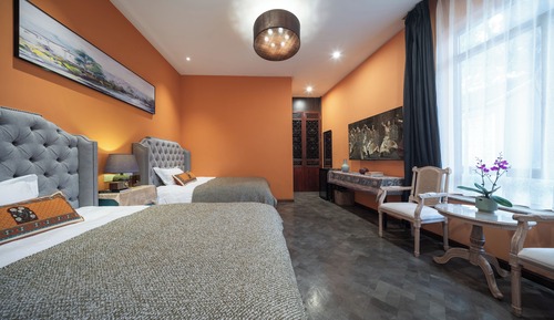 Signature Quadruple Room, 2 Queen Beds, Courtyard View, Ground Floor