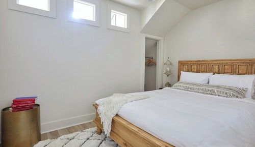 Adjacent Four Bed Four Bath Apartment