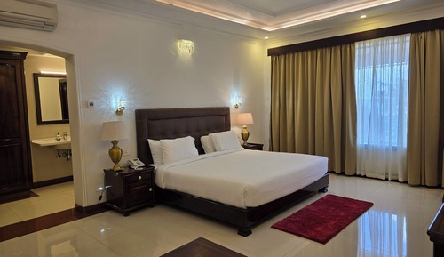 Deluxe Room, 1 King Bed, Lake View