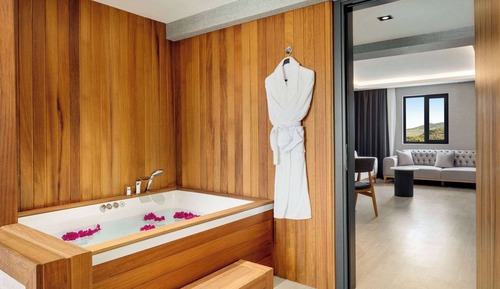 Suite, 1 King Bed, Poolside