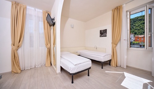 Panoramic Quadruple Room, Lake View
