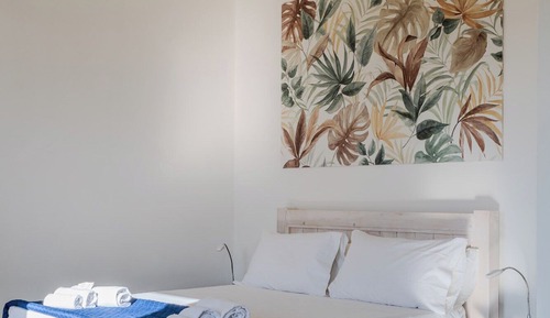 Deluxe Studio Suite, 1 Queen Bed, Non Smoking, Garden View