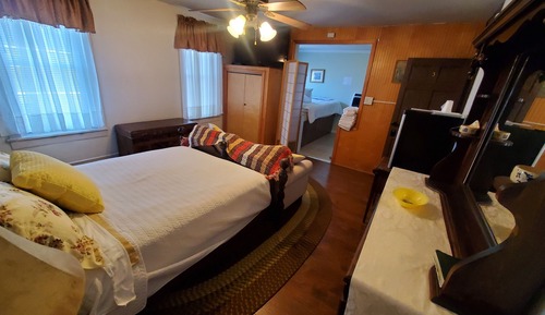 Basic Room, 1 Queen Bed, City View