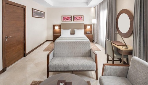 Suite, 1 King Bed, Accessible