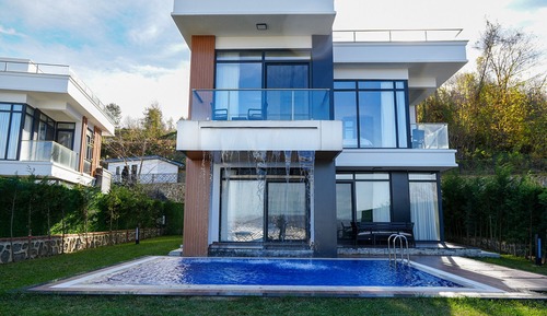 Family Villa, 5 Bedrooms, Pool Access, Lake View