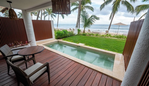 Beachfront Swim Up Suite