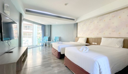 Deluxe Room, 2 Twin Beds, Pool View