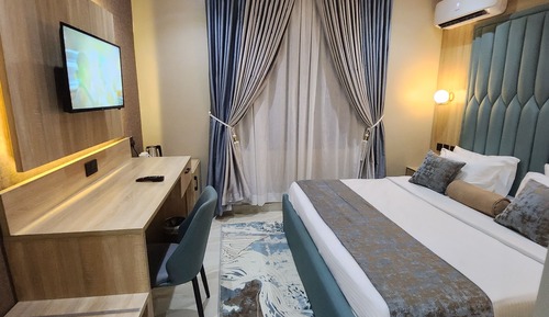Deluxe Suite, 1 King Bed, Refrigerator