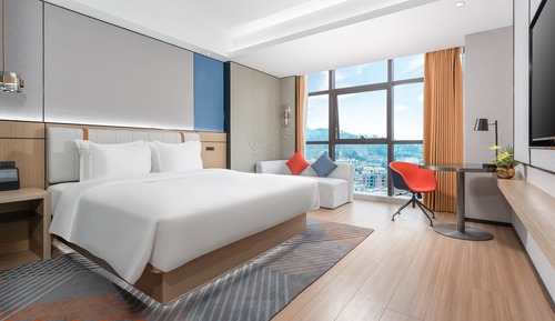 Standard Room, 1 King Bed, Mountain View (High Floor)