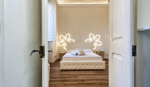 Deluxe Room, 1 Queen Bed, Non Smoking, City View