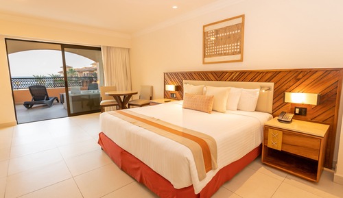 Deluxe Room Balcony, 1 King Bed, Jetted Tub, Ocean View