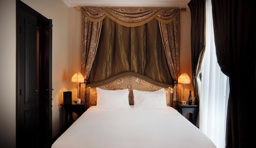 Deluxe Room, 1 King Bed, Bathtub