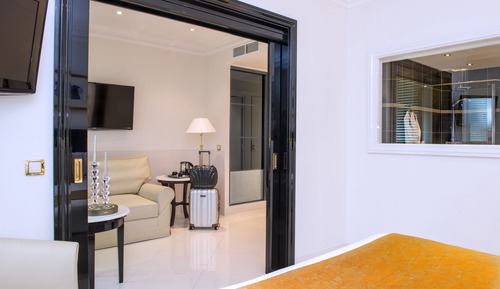 Junior Suite, 1 Queen Bed with Sofa bed