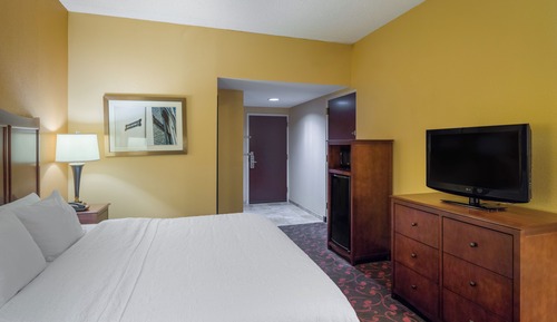 1 King Bed, Mobility/Hearing Accessible with Tub