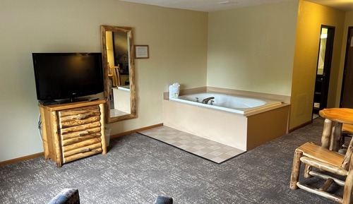 Room, 1 King Bed, Non Smoking, Hot Tub (Courtside)