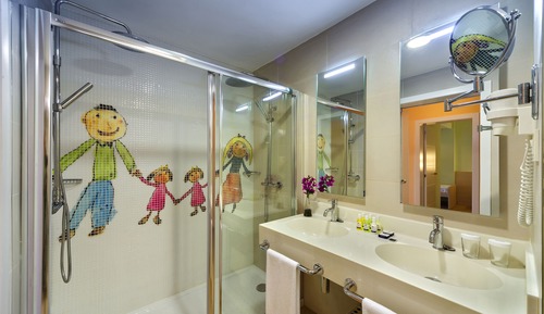 Family Suite (2 adults + 1 child)