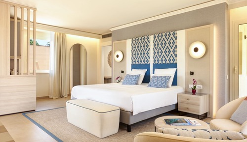 Junior Suite, 1 King Bed, Garden View