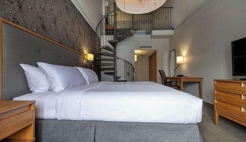 Junior Suite, 1 King Bed  and 1 queen bed, Mountain View