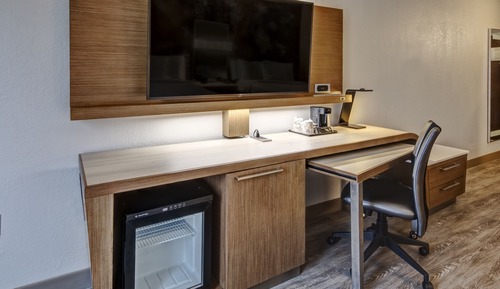 Executive Suite, 1 Bedroom, Non Smoking, Balcony (Mobility/Hearing Access, Roll-In Shwr)