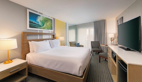 Deluxe Room, 1 Queen Bed, Accessible, Partial Ocean View