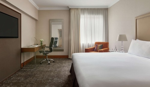 Suite, 1 King Bed, Accessible