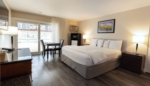 Signature Room, 1 King Bed, Patio, Ground Floor