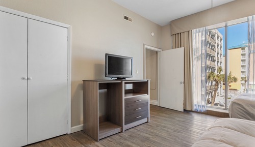 Jacuzzi 1 Bedroom, 1 Living room City View