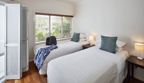 2 Bedroom Beach Front Apartment - Complimentary Parking, WiFi and Daily Beach Yoga