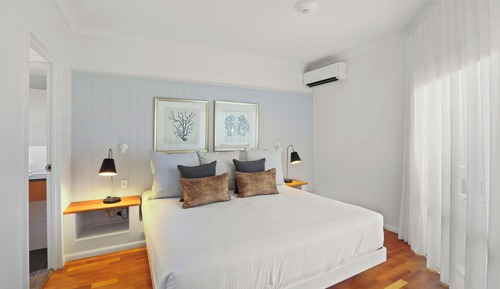 1 Bedroom Beach Front Apartment - Complimentary Parking, WiFi and Daily Beach Yoga