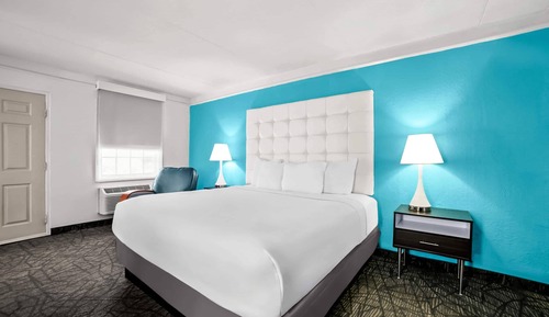 Deluxe Room, 1 King Bed, Smoking
