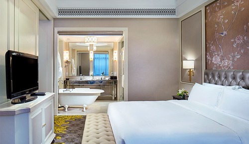 Suite, Multiple Beds (Meeting Area)