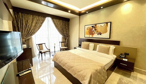 Executive Suite, 1 King Bed, City View