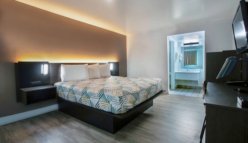 Standard Room, 1 King Bed, Non Smoking, Refrigerator & Microwave