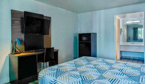 Standard Room, 1 Queen Bed, Non Smoking, Refrigerator & Microwave