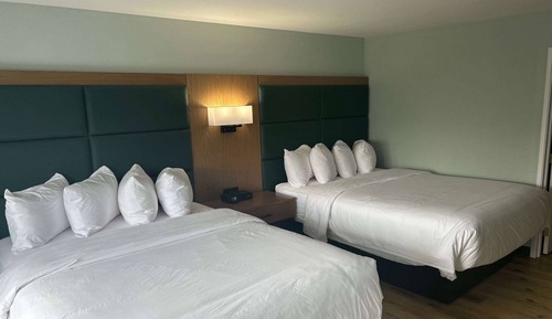 Executive Suite, 2 Queen Beds, Accessible, Non Smoking (Mobility, Bathtub w/Grab Bars)