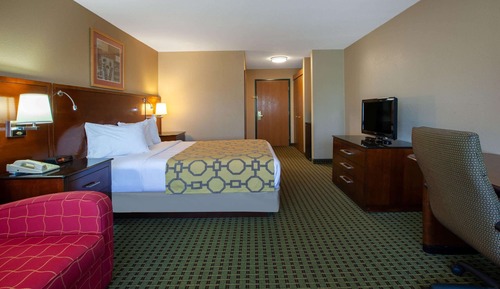 Deluxe Room, 1 Queen Bed, Non Smoking, Refrigerator