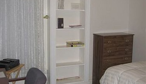 Room (Dunphy room - shared bath)