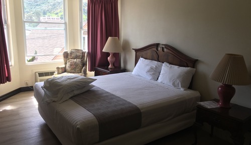 Standard Room, 1 King Bed, Partial Ocean View (4PO)