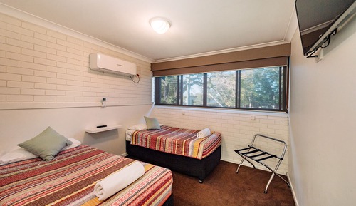 Small Family Suite with Kitchenette (1 Queen and 2 Single Beds)
