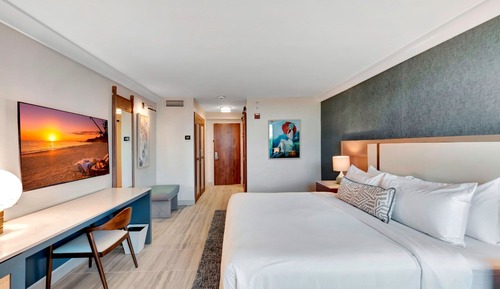 Standard Room, 1 King Bed, Pool View (King Pool View Accessible)