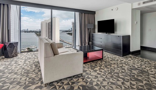 Junior Suite, 1 King Bed, Accessible, Bathtub