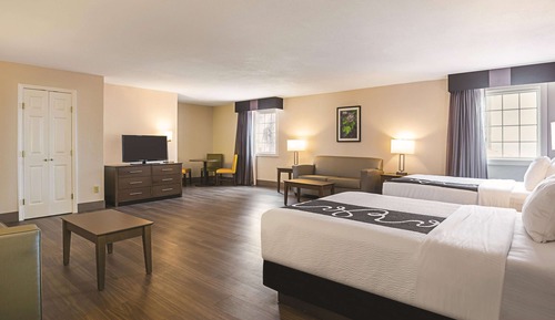 Deluxe Suite, Multiple Beds, Accessible, Non Smoking (Ocean Vw, Tub w/Grab Bars,1 King,2Dbl)
