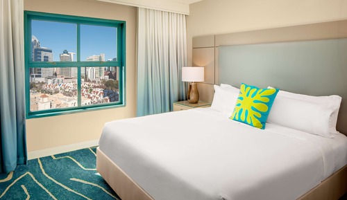 Suite, 1 King Bed, Accessible, Bathtub