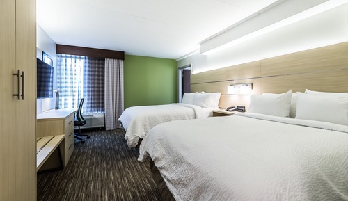 Standard Room, 2 Queen Beds, Roll-in Shower (Communications)