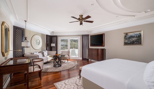 Premium Room, 1 King Bed, Club Lounge Access, Garden View (Balcony)