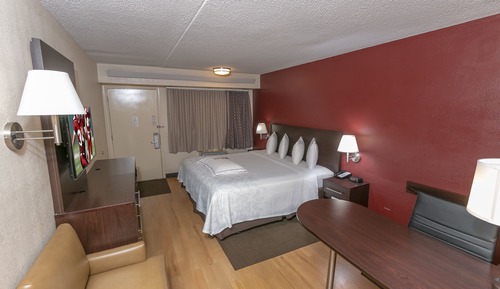 Premium Room, 1 King Bed, Accessible (Upgraded Bedding & Snack, Smoke Free)
