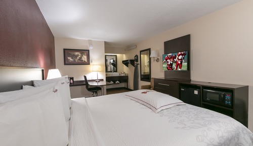 Premium Room, 1 King Bed (Upgraded Bedding & Snack, Smoke Free)