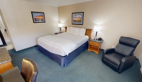 Standard Room, 1 King Bed Upstairs (1 King Bed Nonsmoking)